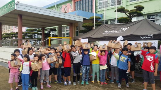 교촌에프앤비㈜가 지난 추석을 앞두고 전라남도 장흥에 위치한 장평초등학교에서 '행복나눔 시식행사'를 진행했다. ⓒ 교촌에프앤비