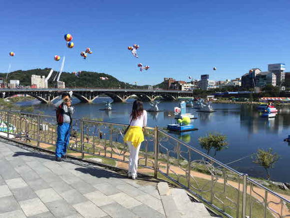 '2015 진주 남강유등축제'유등과 사랑을 접목시켜 가족과 연인 단위의 관람객들에게 특별한 이벤트를 제공하는 '사랑나누기 체험' 행사10월2일 낮ⓒ프라임경제