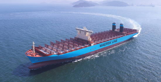 고기술 선박을 둘러싼 중국과의 대결이 불가피할 것으로 보이는 가운데 우리나라의 조선과 은행권 협업능력을 증대해야 한다는 지적이 나온다. 사진은 지금까지 건조된 컨테이너선 중 최대급인 '머스크 맥키니-몰러'호로 한국에서 건조됐다. Ⓒ 대우조선해양