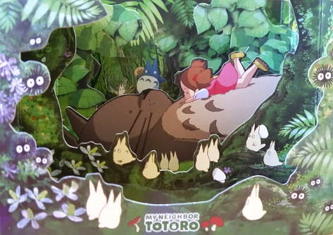 애니메이션 '이웃집 토토로'의 주인공 도토리나무의 정령 토토로와 4살 꼬마 메이가 장난을 치고 있다. 용산 '도토리숲' 매장에서 구입한 종이 액자. = 이보배 기자