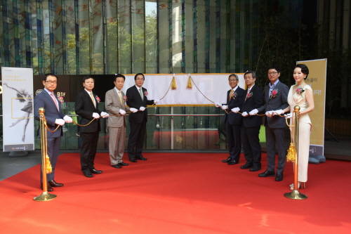 KB아티홀 개관식에서 참석자들이 기념촬영을 하고 있다. © KB손해보험