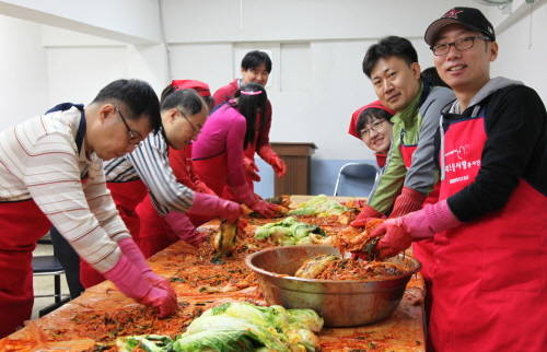 메리츠종금증권 '참사랑 봉사단'이 김장봉사에 참여하고 있다. ⓒ 메리츠종금증권