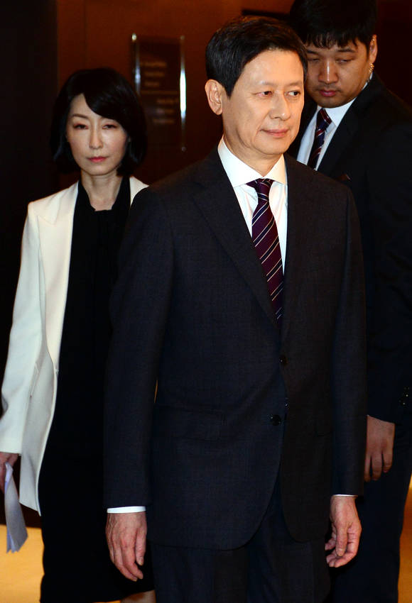 신동주 전 롯데홀딩스 부회장과 부인 조은주씨가 8일 오전 서울 웨스틴 조선호텔에서 롯데그룹 경영권 분쟁 관련 긴급기자회견장으로 향하고 있다. ⓒ 뉴스1