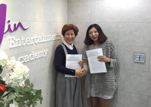 이화진 진엔터테인먼트 대표(왼쪽)과 한혜경 크릭앤리버코리아 과장이 협무협약 후 기념촬영 하고 있다. ⓒ 진엔터테인먼트