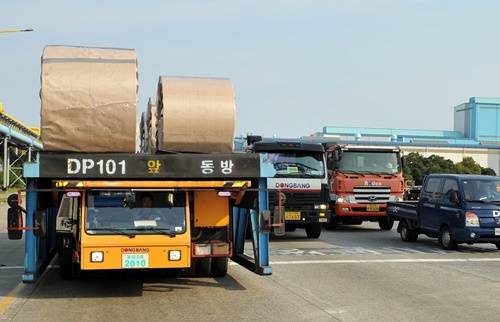 제철소에서 운행되는 대형차량 중 최대 적재량을 자랑하는 ET Car가 건널목에서 정지하고 있다. ET Car는 한 번에 200톤의 물량을 운반할 수 있으며 이는 1500㎏의 중형자동차 130여대에 이르는 무게다. ⓒ 광양제철소