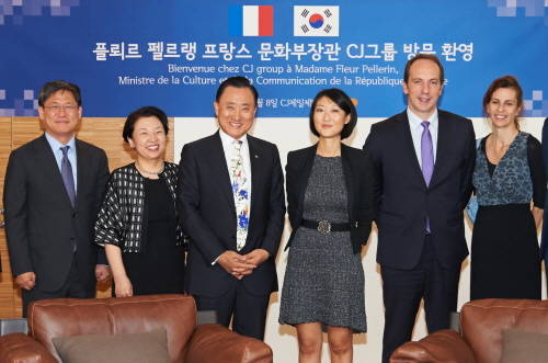 왼쪽부터 CJ E&M 김성수 대표, CJ주식회사 민희경 CSV 경영실장, CJ제일제당 이해선 대표, 플뢰르 펠르랭 프랑스 문화부 장관, 파비앙 페논 주한 프랑스 대사, 아녜스 베나이에 한불 상호교류의 해 조직위원회 총감독. ⓒ CJ