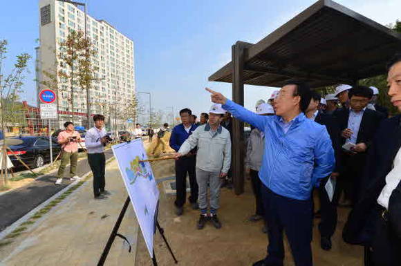 김관용 경북지사는 8일 안동·예천 지역을 방문해 신청사의 준공현황과 신도시 조성현장을 직접 둘러보고 도청이전 추진에 대해 종합 점검했다. ⓒ 프라임경제