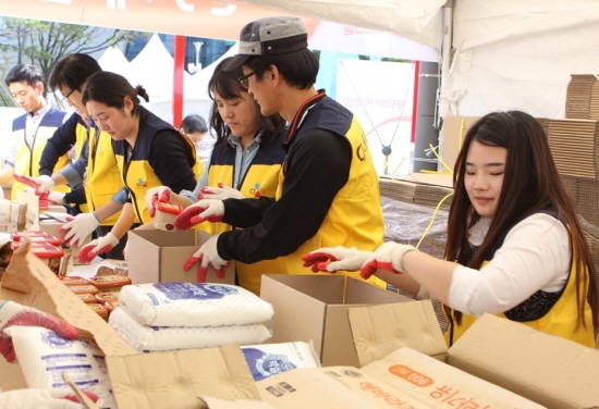 CJ제일제당 임직원들은 13일 서울 마포구 상암동에서 진행된 '2015 푸드뱅크 희망나눔 선물세트 조립봉사'에 참여해 CJ제일제당 제품으로 구성된 기부용 선물세트를 조립하는 봉사활동을 펼쳤다. ⓒ CJ제일제당