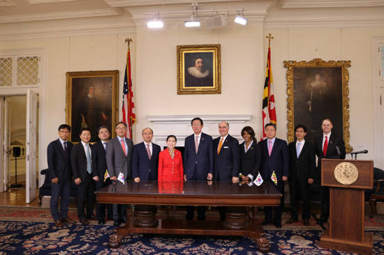 한국전력과 메릴랜드주가 에너지신산업 협력 업무협약을 체결한 뒤 기념촬영을 하고 있다. ⓒ한국전력