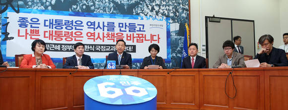 김상곤 새정치민주연합 혁신위원장이 19일 오전 국회 당 대표회의실에서 혁신위원회 활동 마무리 기자회견을 하고 있다. 이날 혁신위원회는 '혁신의 조속한 실천'을 주장하며 공식 해산했다. ⓒ 뉴스1