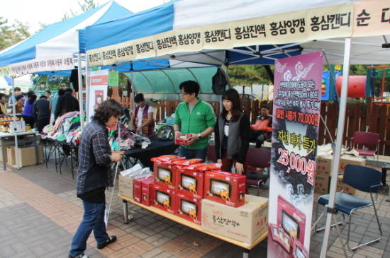 ㈜일화는 소외이웃을 위한 '사랑나눔 바자회'에 참가해 수익금 전액을 기부하는 이웃사랑을 실천한다. ⓒ ㈜일화