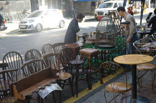 앤틱가구에 관심을 보이는 손님에게 주인이 설명 중이다. ⓒ 프라임경제