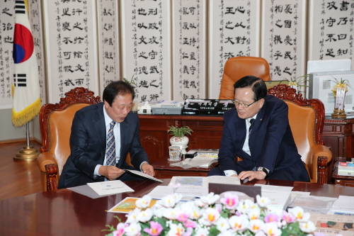 고길호 신안군수가 정의화 국회의장과의 면담에서 국고예산에 대해 얘기를 나누고 있다. = 신안군