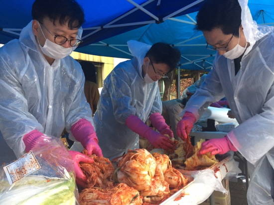 서울디지털대학교가 '나눔 대축제'를 열고 김장 나눔 봉사활동을 진행했다. 사진은 왼쪽부터 송민석 학생지원팀장, 정오영 서울디지털대학교 총장, 이재형 총학생회장. = 이윤형 기자.