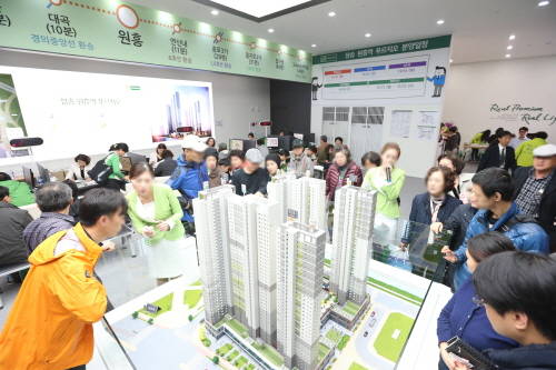 '삼송 원흥역 푸르지오' 견본주택을 살펴보고 있는 내방객들 모습. ⓒ 대우건설