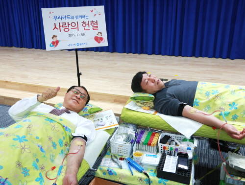 유구현 사장(왼쪽)과 장경호 노조위원장이 헌혈 행사에 참여하고 있다. ⓒ 우리카드