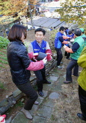 유정석 대표가 고객 및 새마을 운동 관악구지회와 함께 연탄을 배달하고 있다. ⓒ 현대HCN