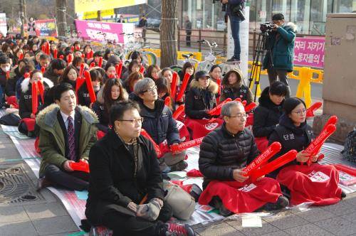 롯데면세점노조원들이 규탄 결기대회에 임하고 있다. = 하영인 기자