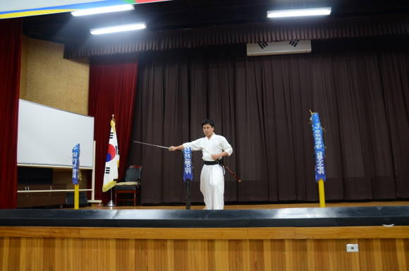 중대선거범죄를 표시한 5개의 짚단을 진검(眞劍)인 '공명(公明)의 검으로 한 번에 베는 퍼포먼스 모습. ⓒ 경상남도선거관리위원회