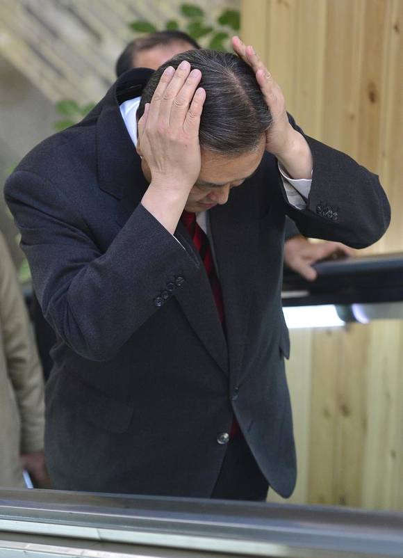 김무성 새누리당 대표가 8일 오후 열린 새누리당 서울시당 서대문갑 당원 교육 및 전진대회에 참석하며 머리를 만지고 있다. ⓒ 뉴스1