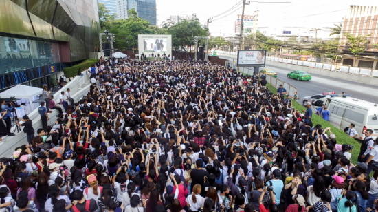 네이처리퍼블릭이 8일 태국 플래그십 스토어 오픈을 기념해 방콕 센트럴 플라자 랏쁘라오에서 진행한 전속모델 EXO 팬사인회에 5만여명이 넘는 팬들이 운집해 환호하고 있다. ⓒ 네이처리퍼블릭