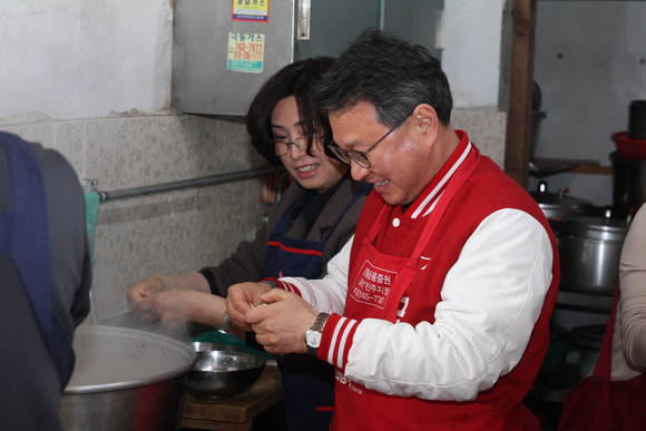 김영호 예비후보 부부가 소담마을 중증장애인들을 위해 수제비를 뜯고 있다. ⓒ 프라임경제