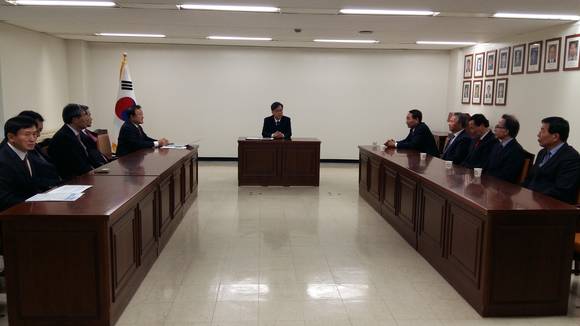 경상남도와 경상북도가 남부내륙철도 조기건설을 위해 기획재정부 송언석 2차관과 면담을 하고 있다. ⓒ 경남도청