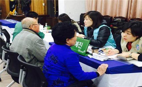 사랑실은 건강천사 의료봉사단이 개야리 마을 어르신들을 대상으로 의료 관련 상담을 진행하고 있다. ⓒ 국민건강보험공단