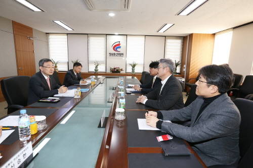 (왼쪽부터 시계방향) 최성준 방통위원장, 배중섭 방통위 방송기반국장, 안인배 독립제작사협회 회장, 송병준 그룹에이트 대표, 안제현 삼화네트웍스 대표. ⓒ 방송통신위원회