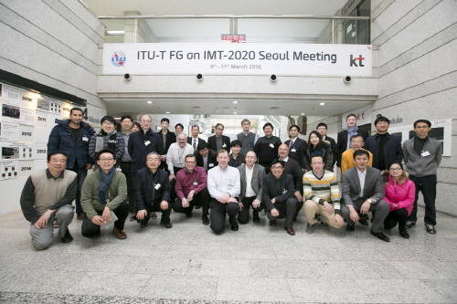 서울 우면동 KT 융합기술원에서 열린 2016년 ITU 전기통신표준총국 산하 IMT-2020 포커스 그룹 회의에서 의장 피터 애쉬우드(Peter Ashwood, 앞줄 가운데), 김형수 KT 박사(앞줄 왼쪽 두 번째) 등 IMT-2020의 5G 전문가들이 기념촬영을 하고 있다. ⓒ KT