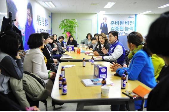 김경수 김해을 국회의원 예비후보가 11일 민간어린이집연합회 관계자들과 정책간담회를 하고 있다. ⓒ 김경수 예비후보 사무소