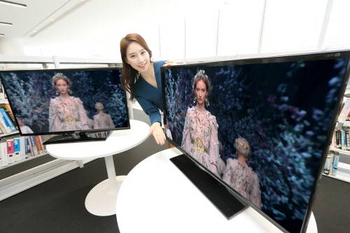 모델이 기존 SD 화질(왼쪽)과 Full HD 화질(오른쪽) 방송을 비교하고 있다. ⓒ KT