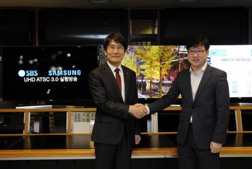 삼성전자 영상디스플레이사업부 유준영 상무(오른쪽)와 SBS 박영수 기술본부장(왼쪽)이 악수하고 있는 모습. ⓒ 삼성전자