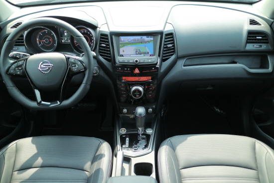 비상하는 새의 날개를 모티브로 한 실내 디자인은 공간감을 극대화하고, 자연에 안긴 듯한 안락한 분위기를 연출하고 있다. = 노병우 기자