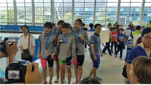 전국소년체육대회에서 메달을 획득한 여수한려초 수영부 선수들. ⓒ 여수교육청