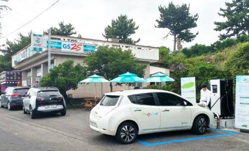 GS25서귀대포점에서 전기차 충전 테스트를 진행하고 있다. ⓒ GS리테일