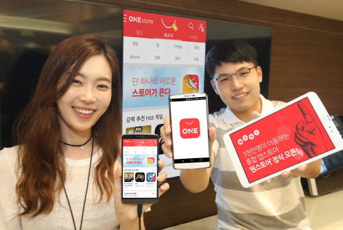 모델들이 네이버와 이통3사의 통합 앱마켓 '원스토어'를 소개하고 있다. ⓒ 원스토어