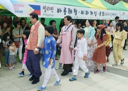 최성수 교육장과 김광중 문화관광교육단장이 각 나라 의상을 입은 학생들과 행진하는 모습. ⓒ 여수시교육청