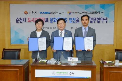 (왼쪽부터) 최종일 아이코닉스 대표, 조충훈 순천시장, 최서윤 씨앤에프 코리아 대표가 업무협약 후 기념촬영 중이다. ⓒ 순천시