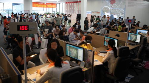 지난 주말 사이 '여수 웅천 꿈에그린' 견본주택을 찾은 방문객들. ⓒ 한화건설