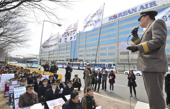 대한항공 조종사 노조는 지난 3월 항공협회 소속 노조원들과 함께 항공사 재벌들이 이윤 추구에만 몰두하고 있다며 항공사 지배구조 개선을 촉구한 바 있다. ⓒ 뉴스1