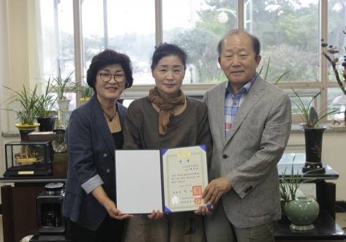 한밭국악전국대회에서 대통령상을 수상한 최덕자씨(가운데)가 기념촬영을 하고 있다. ⓒ 여수시