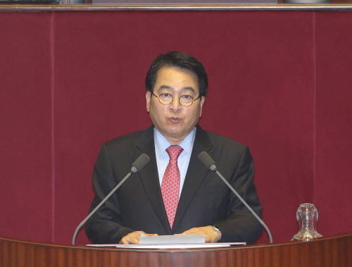 심재철 국회 부의장은 12일 단통법 개정안을 국회에 제출했다. ⓒ 뉴스1