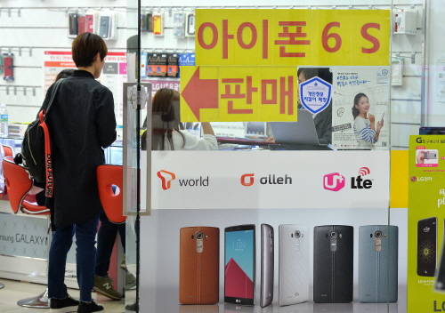 서울 용산의 한 휴대폰 판매 매장. ⓒ 뉴스1