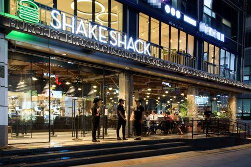 쉐이크쉑 강남점 외관. 쉐이크쉑은 각각 매장이 주변 지역 환경과 지역사회에 잘 어울릴 수 있도록 유니크한 디자인을 적용해왔다. ⓒ SPC그룹