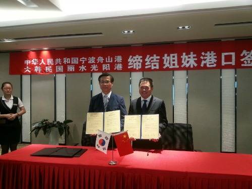 선원표 여수광양항만공사 사장과 천궈판(陣國藩) 중국 닝보저우산항그룹 부총경리가 협약 후 기념촬영 중이다. ⓒ 야수광양만공사