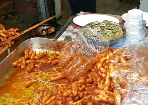 통인시장에 위치한 떡볶이 가게 한켠에 엽전이 쌓여있다. = 이지숙 기자