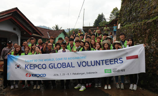 한국전력은 7월25일부터 8월1일까지 인도네시아 풍간간(Desa Pungangan) 지역에 대학생 해외봉사단 30명을 파견해 봉사활동을 전개했다. ⓒ 한국전력