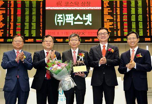 (왼쪽부터) 임승원 한국IR협의회 부회장, 김재준 한국거래소 코스닥시장위원회 위원장, 김영무 팍스넷 대표이사, 유상호 한국투자증권 대표이사, 김원식 코스닥협회 부회장. ⓒ 한국거래소