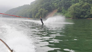 수상스키 상급은 두 발이 아니라 외발로 타는 '원스키'와 핸들을 한 손으로 잡는 '원핸드' 기술까지 구사하는 것이다. = 김경태 기자